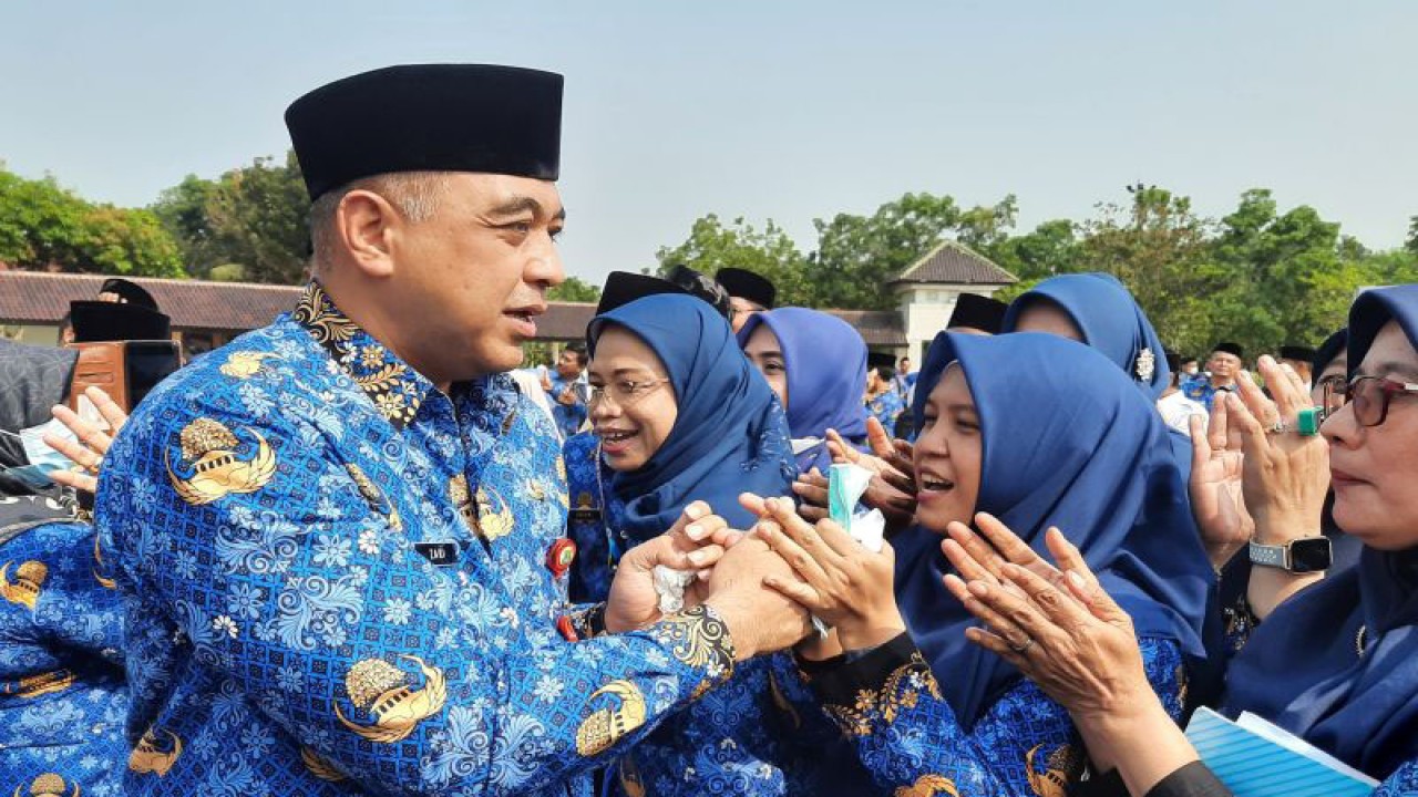 Bupati Tangerang A Zaki Iskandar saat menyapa para ASN di perpisahan masa jabatan Bupati di Puspemkab Tangerang, Provinsi Banten, Senin (18/9/2023). (FOTO ANTARA/Azmi Samsul Maarif)