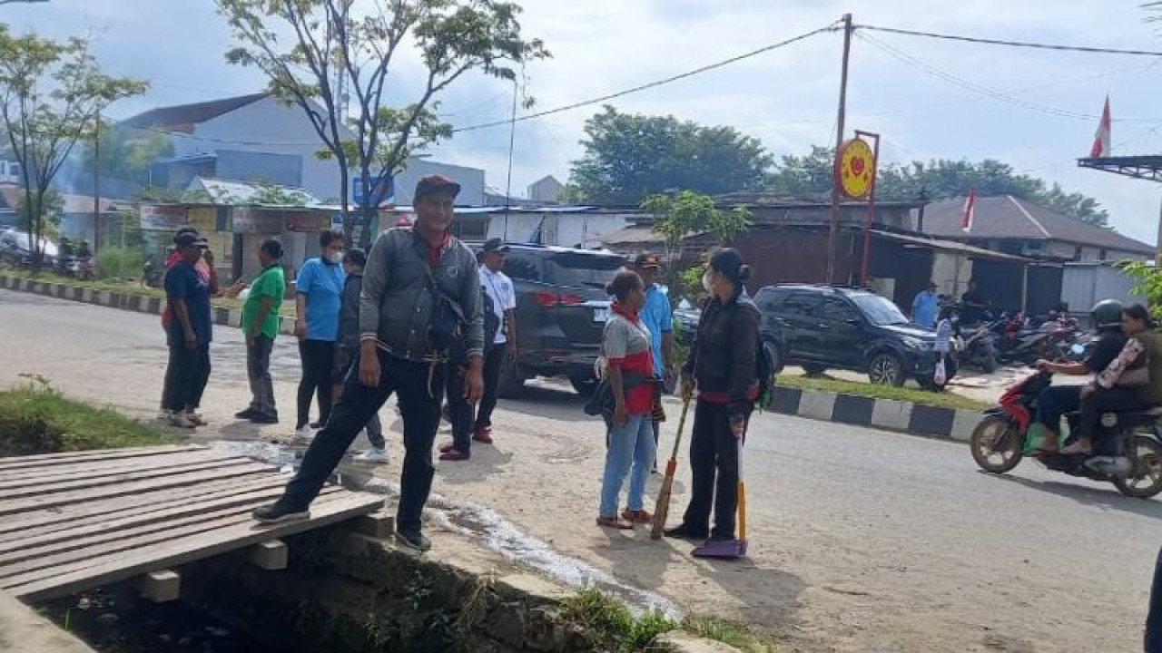 Tampak ASN Kota Sorong dibawa komando Penjabat Wali Kota Sorong Septinus Lobat turun lapangan dan melakukan aksi bersih sampah di wilayah terdampak banjir, Jumat (22/9) (ANTARA/Yuvensius Lasa Banafanu)
