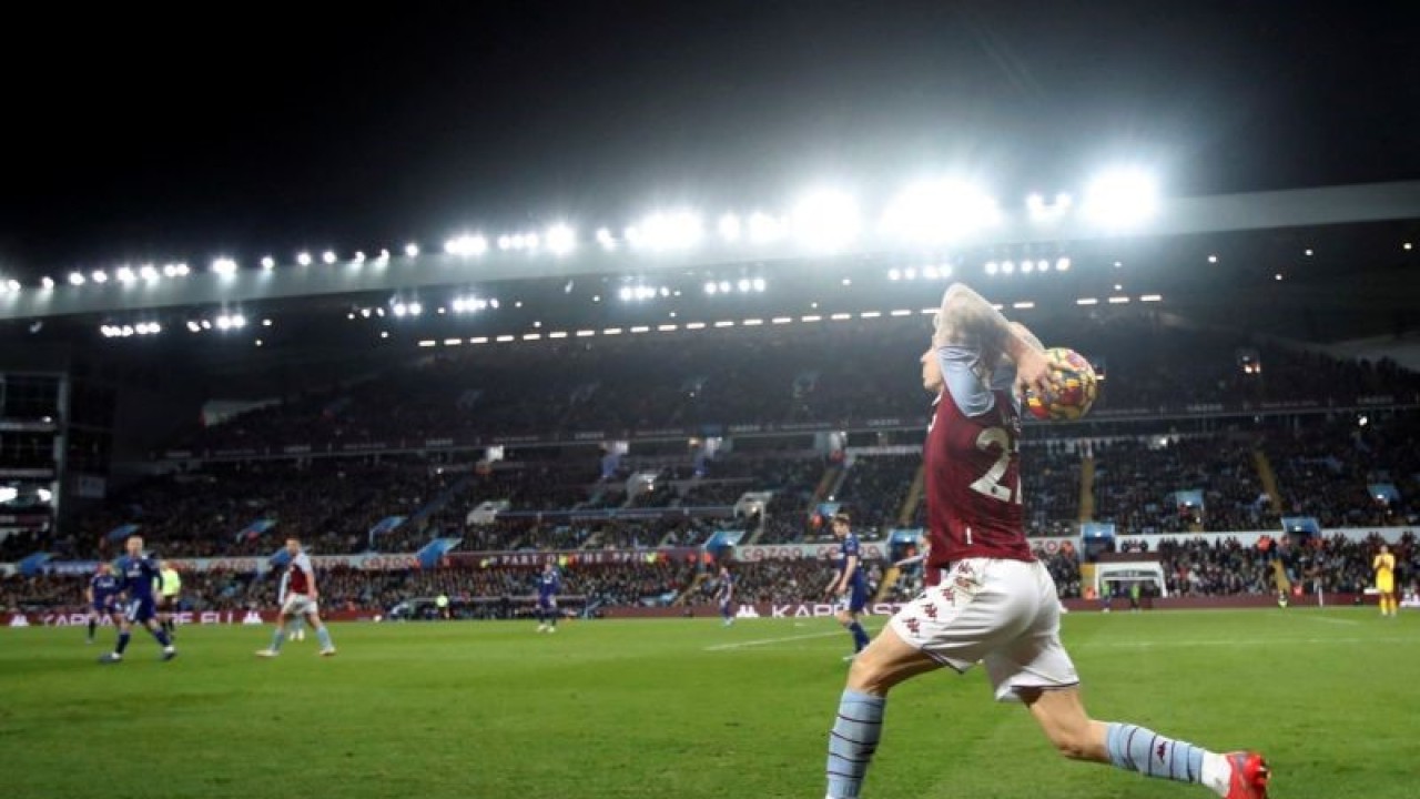 Pemain Aston Villa Lucas Digne melemparkan bola saat bertanding melawan Leeds United pada laga Liga Premier di Villa Park, Birmingham, Inggris, Rabu (9/2/2022). ANTARA FOTO/Reuters/Molly Darlington/WSJ/djo