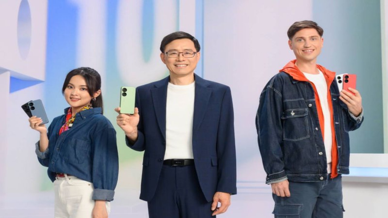 Produsen teknologi ASUS baru saja meluncurkan ponsel pintar kompak Zenfone 10 untuk meramaikan bursa ponsel Tanah Air pada Jumat (29/9). (ANTARA/HO/Asus Indonesia)