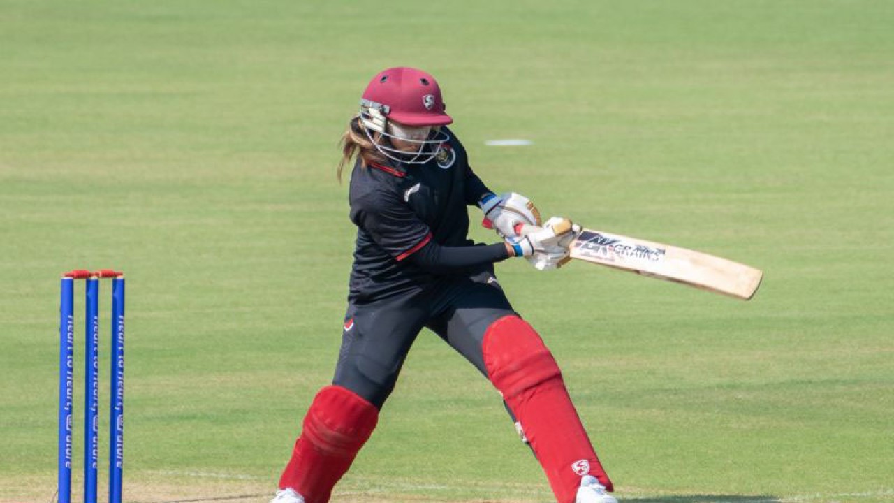 Atlet kriket Indonesia memukul bola pada pertandingan kriket Grup A Asian Games 2022 melawan Mongolia, yang dimainkan di Lapangan kriket Universitas Zheijang, Hangzhou, Selasa (19/9/2023). (ANTARA/HO/ASIAN GAMES 2022)