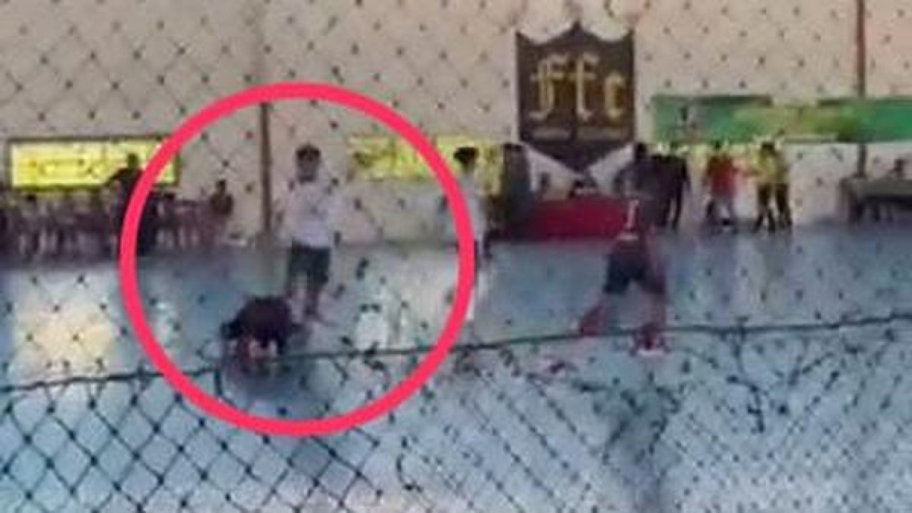 Atlet futsal ditendang saat sujud syukur. (Net)