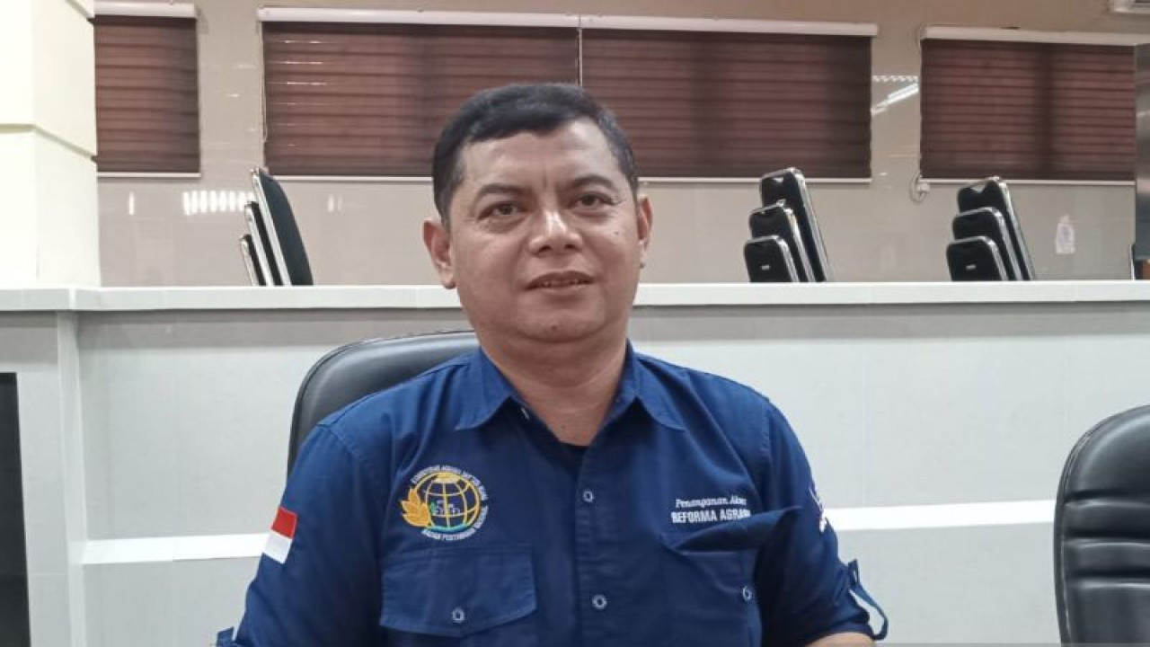 Kasi Survei Pengukuran Pemetaan Kadastral Kantor ATR/BPN Kota Cirebon Odan Rohana saat diwawancarai wartawan di Cirebon, Jawa Barat, Jumat (8/9/2023). (ANTARA/F Rohman)