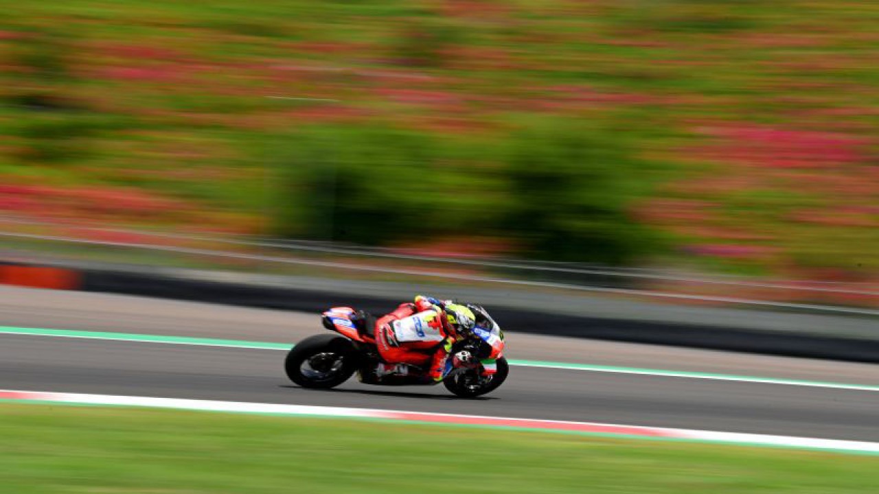 Pembalap tim Motocorsa Racing Axel Bassani memacu kecepatannya saat sesi latihan bebas kedua (FP2) WSBK 2021 di Pertamina Mandalika International Street Circuit, Lombok Tengah, Nusa Tenggara Barat, Jumat (19/11/2021). ANTARA FOTO/Andika Wahyu/wsj.