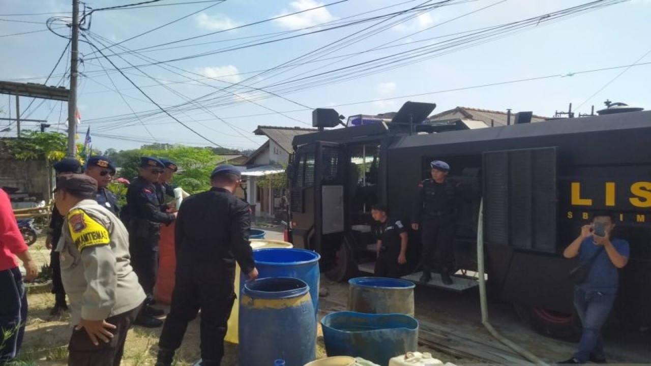 Brimob Polda Provinsi Kepulauan Babel menyalurkan air bersih kepada warga Kelurahan Sembung Lama Kota Pangkalpinang, Jumat (8/9/2023) (ANTARA/HO-Polda Babel)