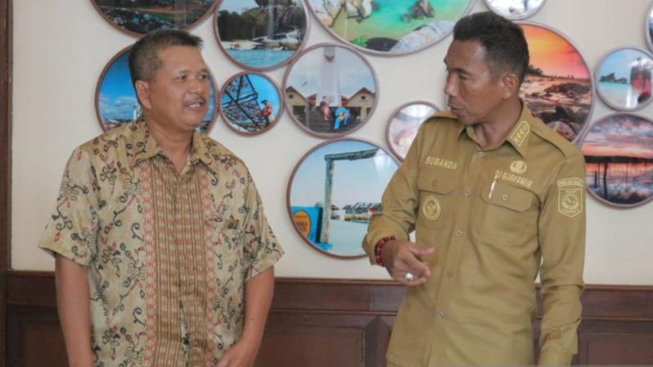 Penjabat Gubernur Kepulauan Babel Suganda Pandapotan Pasaribu bersama Anggota DPRD Babel Dapil Kabupaten Bangka Selatan Toni Mukti usai membahas pengembangan pertanian di Bangka Selatan, Babel, Selasa (12/9/2023). ANTARA/HO-Humas Diskominfo Babel