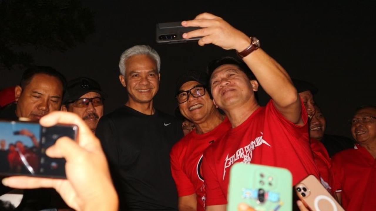 Bacapres PDI Perjuangan Ganjar Pranowo berfoto dengan masyarakat. ANTARA/Fianda Sjofjan Rassat