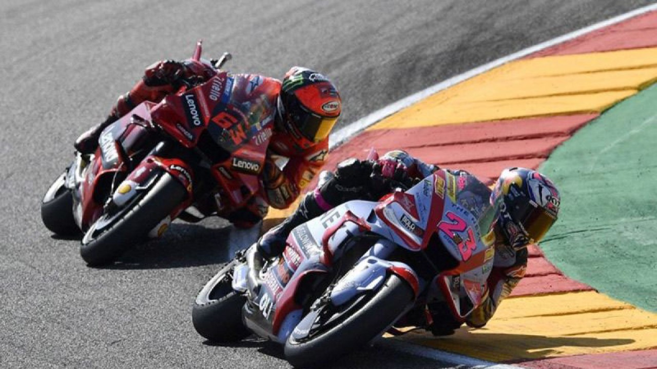 Pebalap tim Gresini Enea Bastianini dan pebalap Ducati Francesco Bagnaia menjalani balapan Grand Prix Aragon di MotorLand Aragon, Spanyol, Minggu (18/9/2022). (ANTARA/AFP/Pau Barrena/am.)