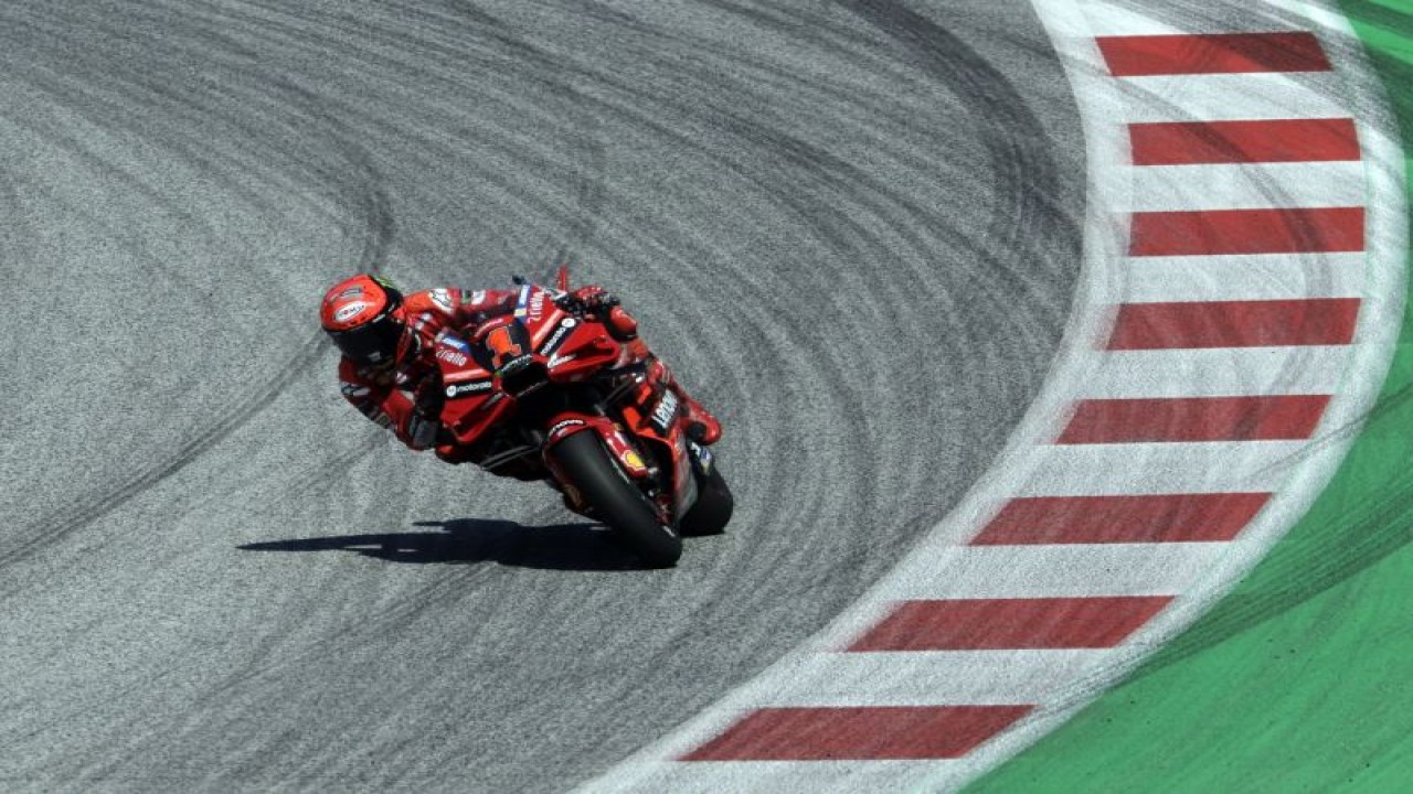 Pebalap Ducati Lenovo Team Francesco Bagnaia beraksi selama balapan Grand Prix Austria di Red Bull Ring, Spielberg, Austria, Minggu (20/8/2023). (ANTARA/REUTERS/Leonhard Foeger)