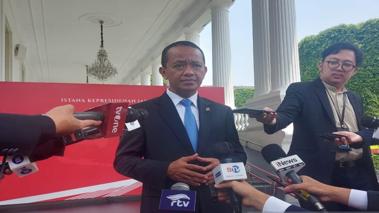 Menteri Investasi Bahlil Lahadalia memberikan keterangan kepada wartawan di Istana Kepresidenan Jakarta, Jumat (8/9/2023). ANTARA/Mentari Dwi Gayati