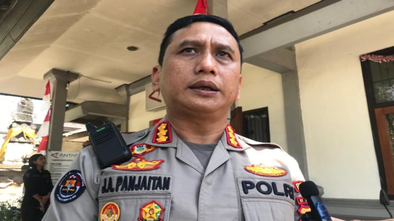 Kepala Bidang Hubungan Masyarakat Kepolisian Daerah Bali Komisaris Besar Polisi Jansen Avitus Panjaitan memberikan keterangan terkait pengungkapan kasus perjudian online di Denpasar, Bali, Jumat (1/9/2023). ANTARA/Rolandus Nampu