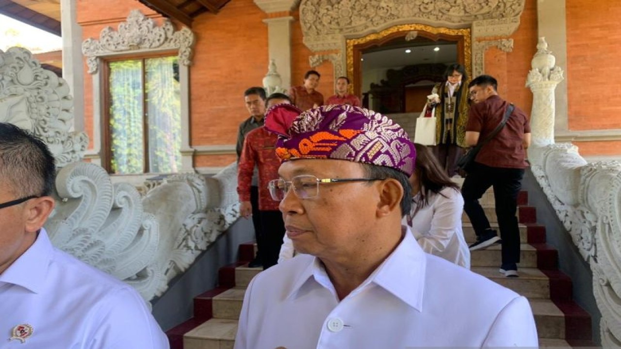 Gubernur Bali Wayan Koster saat diwawancara wartawan terkait tragedi terputusnya lift Ayu Terra Resort, di Denpasar, Senin (4/9/2023). ANTARA/Ni Putu Putri Muliantari