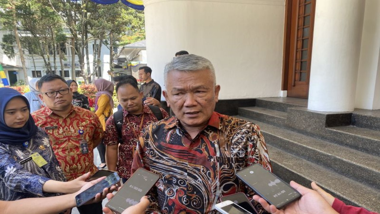 Penjabat (Pj.) Wali Kota Bandung Bambang Tirtoyuliono saat memberikan keterangan di Balai Kota, Bandung (22/9/2023). ANTARA/Rubby Jovan (ANTARA/Rubby Jovan)