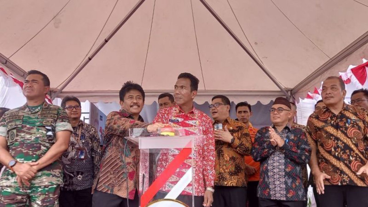 Kepala Balai Karantina Indonesia Ir Bambang (kiri) bersama Penjabat Gubernur Kepulauan Babel Suganda Pandapotan Pasaribu menekan tombol pelepasan ekspor chip porang 25 ton ke China di Pelabuhan Pangkalbalam, Jumat (29/9/2023) (ANTARA/HO-Aprionis)