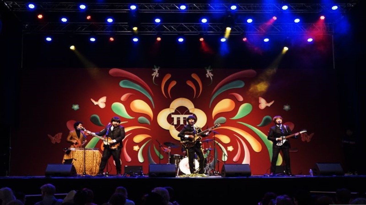 Band G-Pluck kala tampil pada perhelatan Tong Tong Fair 2023 di Malieveld, Den Haag, Belanda, Kamis (7/9/2023). (ANTARA/Ahmad Faishal)