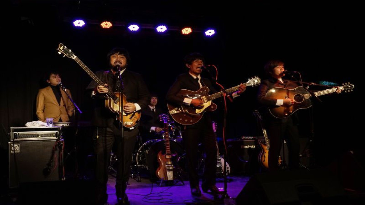 Band tribute The Beatles G-Pluck tampil di Indra Club Hamburg Jerman, Sabtu (10/9) yang merupakan salah satu tempat bersejarah bagi awal karier The Beatles pada era '60-an. (ANTARA/Ahmad Faishal)