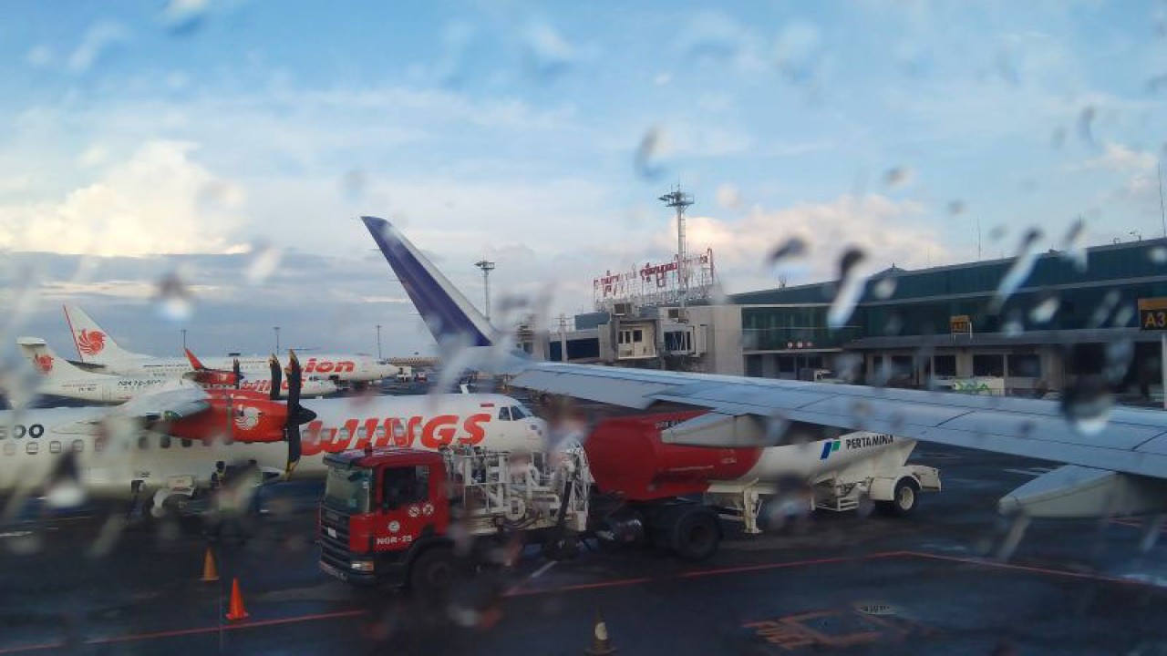Arsip foto - Salah satu armada pesawat udara mengisi avtur di Bandara Internasional I Gusti Ngurah Rai, Bali, Rabu (21/10/2021). ANTARA/Dewa Ketut Sudiarta Wiguna