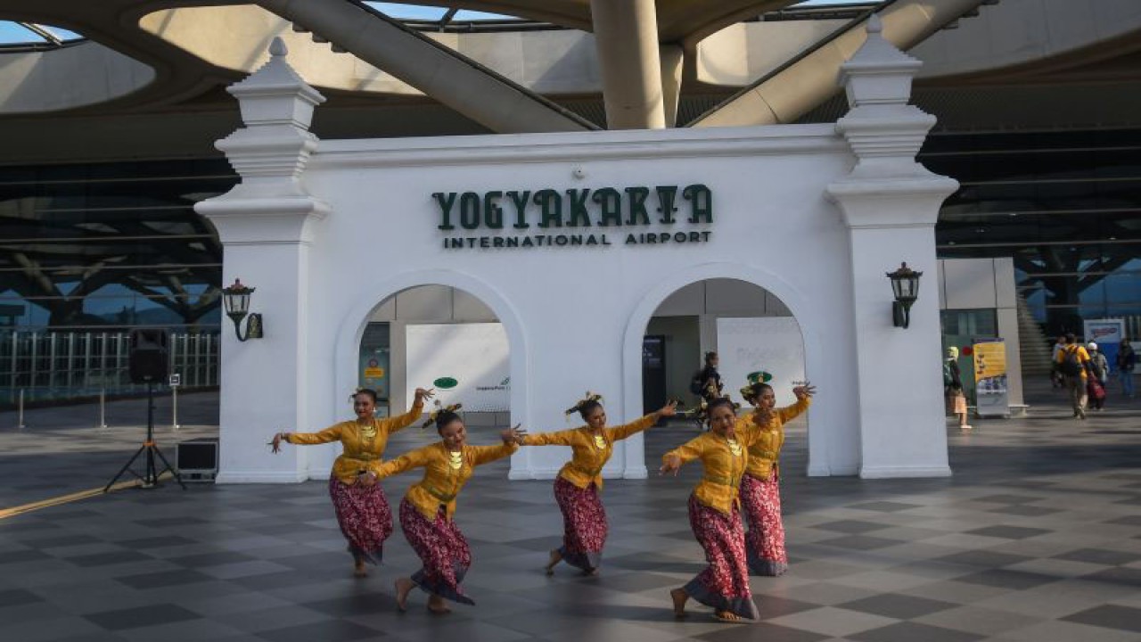 Dokumentasi - Sejumlah penari Sanggar Sabdo Dadi menampilkan Tari Rara Ngigel dalam Gebyar Bregas Budaya di Bandara Internasional Yogyakarta (YIA), Kulon Progo, DI Yogyakarta, Minggu (28/5/2023). ANTARA FOTO/Aditya Pradana Putra/nz. (ADITYA PRADANA PUTRA/ADITYA PRADANA PUTRA)