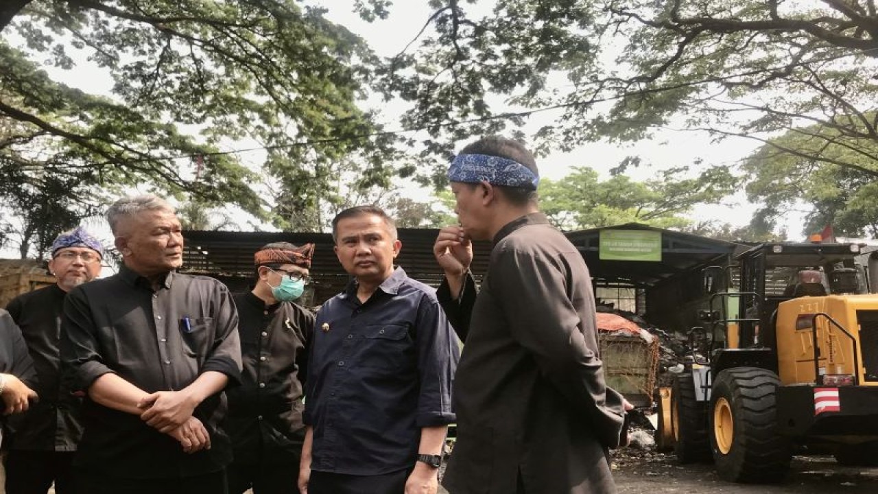 Penjabat (Pj.) Gubernur Jawa Barat Bey Machmudin (tengah) bersama Pj. Wali Kota Bandung Bambang Tirtoyuliono (kiri) dan Sekretaris Daerah Kota Bandung Ema Sumarna (kanan) saat meninjau TPS Taman Cibeuying, Kota Bandung (21/9/2023). ANTARA/Rubby Jovan (ANTARA/Rubby Jovan)
