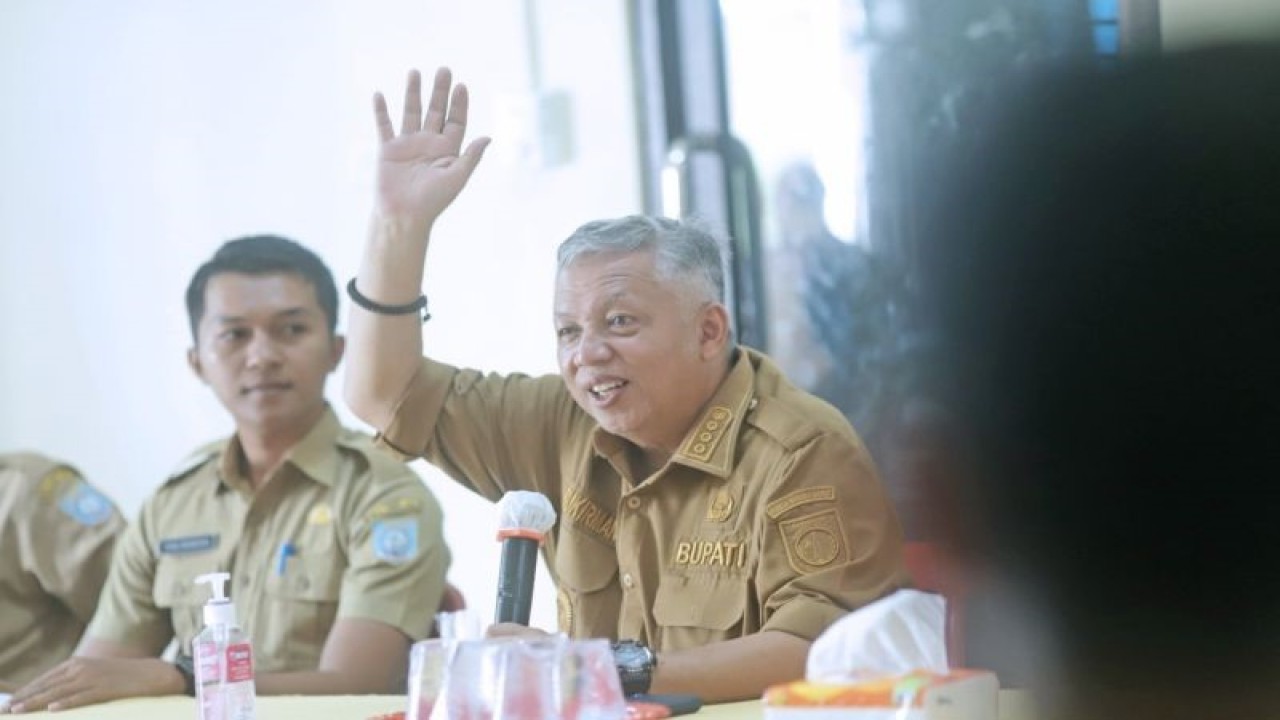 Bupati Bangka Barat Sukirman menyalurkan bantuan beras cadangan pangan kepada warga di Desa Airbelo, Kecamatan Mentok, Senin (25/9/2023). (ANTARA/HO-Diskominfo Bangka Barat)