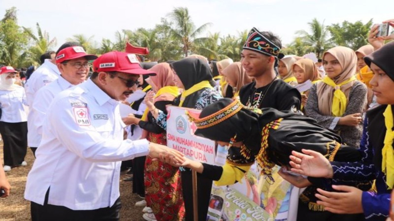 Ketua PMI Kabupaten Banjar yang juga Wakil Bupati Banjar Said Idrus Al-Habsy menyalami peserta apel dalam rangka peringatan HUT ke-78 PMI yang disemarakan parade budaya di Stadion Mini Barakat Martapura, Ahad (17/9/2023). (ANTARA/HO-Kominfo Kabupaten Banjar)