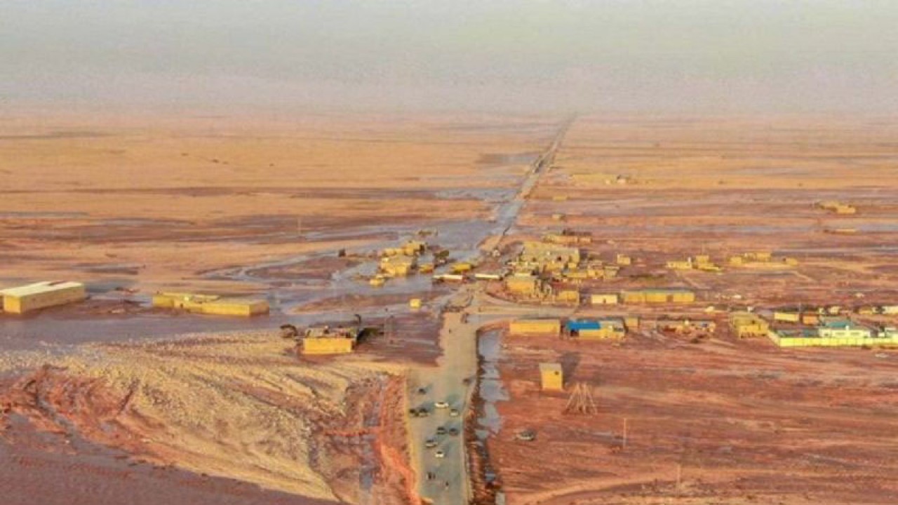 Air banjir menutupi daerah terdampak saat badai dahsyat dan hujan deras melanda Al-Mukhaili, Libya, Senin (11/9/2023). (ANTARA/Libya Al-Hadath/Handout via REUTERS/am.)