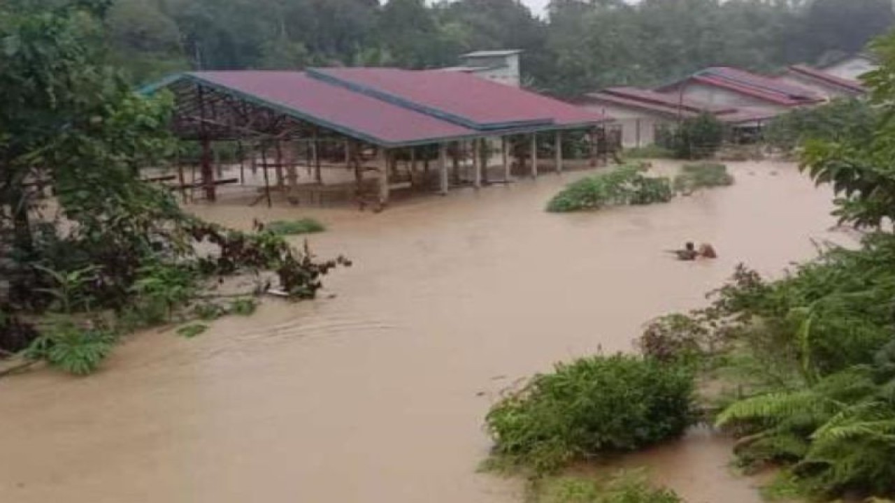 Kondisi Banjir di Desa Laja Sandang, Kecamatan Empanang perbatasan Indonesia-Malaysia, wilayah Kabupaten Kapuas Hulu, Kalimantan Barat, Senin (11/9/2023) kemarin. ANTARA/HO-BPBD Kapuas Hulu. (Teofilusianto Timotius)