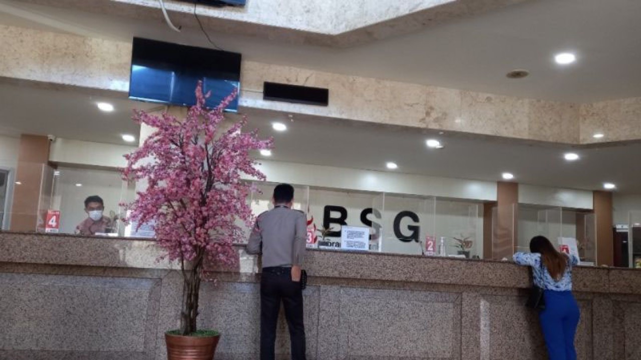 Aktivitas nasabah di Bank Sulutgo makin berkurang karena mulai memanfaatkan layanan digital, di Manado, Selasa (26/9/2023). ANTARA/NancyvL Tigauw.