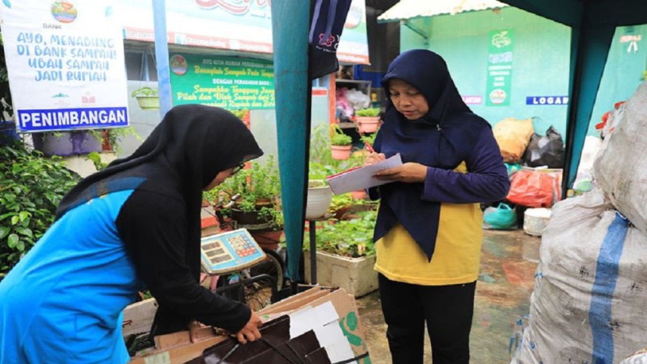 Warga sedang menyetorkan sampah ke bank sampah di Kota Tangerang sebagai upaya pemilihan sampah di sumber. HO/DLH