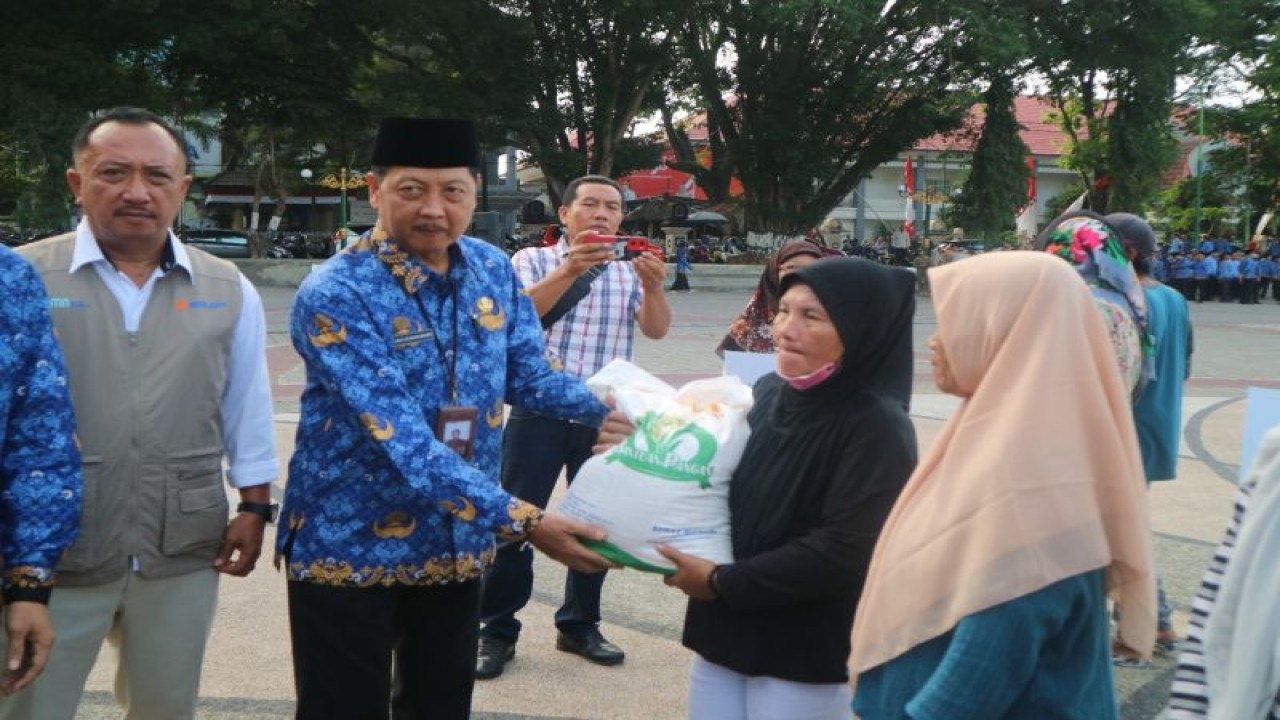 Sekretaris Daerah (Sekda) Kota Mataram Lalu Alwan Basri (baju korpri) menyerahkan bantuan beras cadangan pangan pemerintah (CPP) secara simbolis kepada keluarga penerima manfaat (KPM) di Kota Mataram, Provinsi Nusa Tenggara Barat. ANTARA/HO-Dinas Ketahanan Pangan Mataram