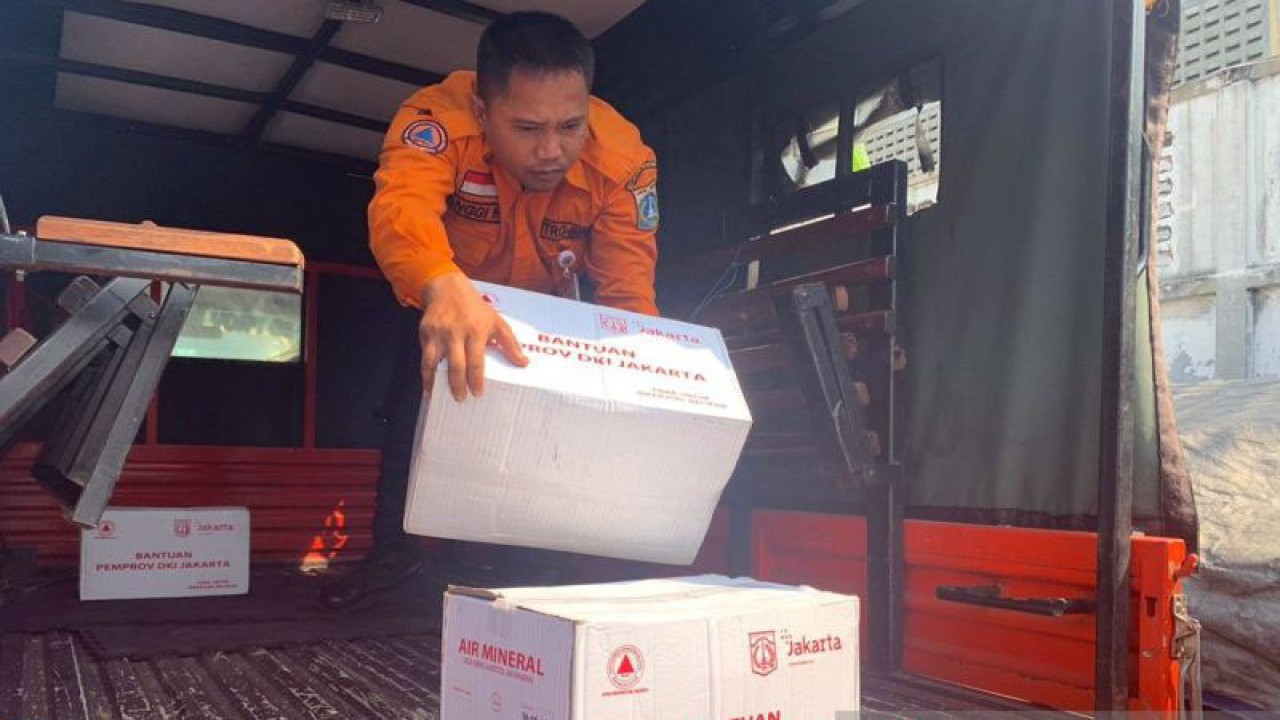 Petugas BPBD DKI Jakarta menyalurkan bantuan bagi korban kebakaran di Jalan Mangga Ubi Kelurahan Kapuk Kota Jakarta Barat, Rabu (6/9/2023). ANTARA/Mario Sofia Nasution/am.