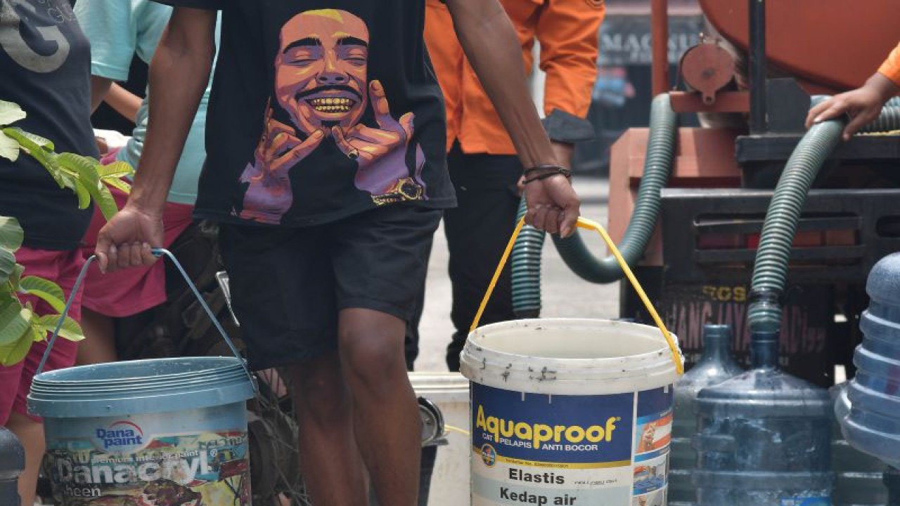Arsip Foto - Warga mengambil bantuan air bersih dari truk tangki Badan Penanggulangan Bencana Daerah di Bekasi, Jawa Barat, Senin (18/9/2023). (ANTARA FOTO/ Fakhri Hermansyah/aww)