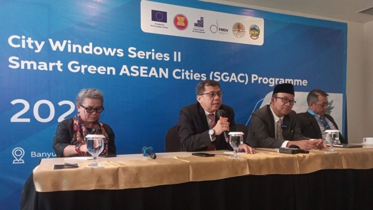 Dari kiri ke kanan: Program Manager SGAC Programme-UNCDF Chencho G Dorjee, Direktur Pengelolaan Sampah KLHK Novrizal Tahar, Bupati Banyumas Achmad Husein, dan Penasihat Senior SGAC Programme-UNCDF Fakri Karim pada konferensi pers terkait kegiatan City Window Series II Smart Green ASEAN City Programme di Purwokerto, Kabupaten Banyumas, Selasa (12/9/2023). ANTARA/Sumarwoto