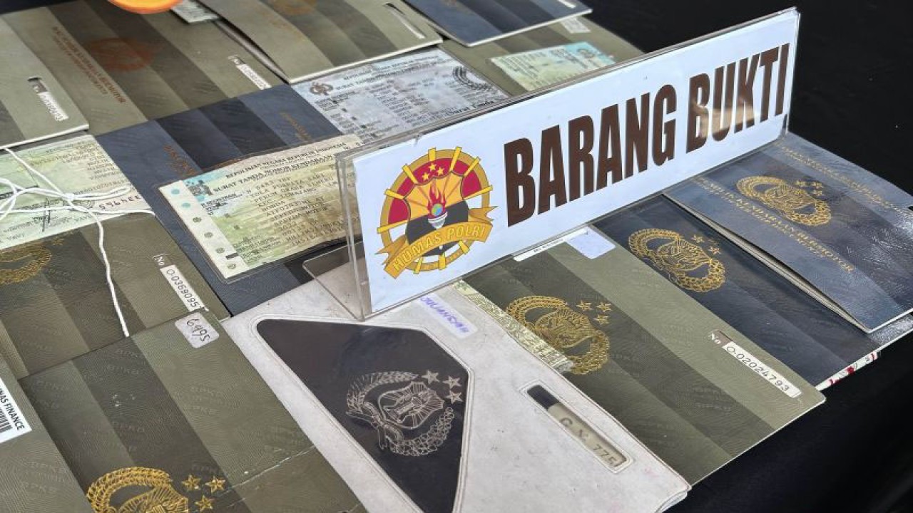 Sejumlah barang bukti berupa buku pemilik kendaraan bermotor (BPKB) dan surat tanda nomor kendaraan (STNK) yang disita Kepolisian Resor Kota (Polresta) Malang Kota, Senin (5/9/2023). (ANTARA/Vicki Febrianto)