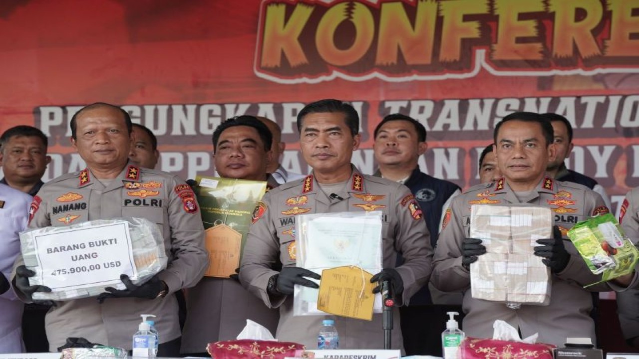 Kabareskrim Polri Komjen Pol. Wahyu Widada (tengah) didampingi Kapolda Kalimantan Tengah Irjen Pol. Nanang Avianto (kiri) dan Kapolda Kalimantan Selatan Irjen Pol. Andi Rian (kanan) memperlihatkan barang bukti hasil kejahatan tindak pidana pencucian uang jaringan narkoba internasional Fredy Pratama di Jakarta, Selasa (12/9/2023). (ANTARA/HO-Bareskrim Polri)