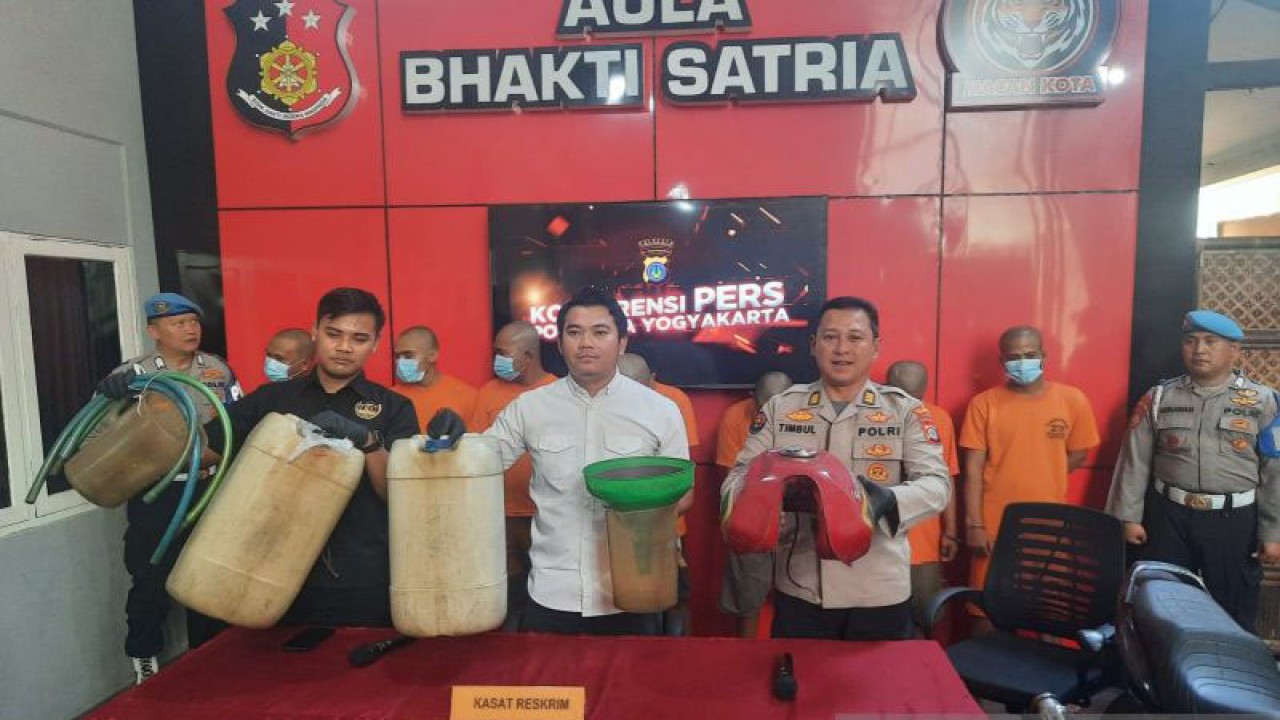 Kepala Satuan Reserse Kriminal Polresta Yogyakarta AKP Archye Nevada menunjukkan barang bukti kasus penyalahgunaan BBM bersubsidi jenis pertalite di Mapolresta Yogyakarta, Rabu (20/9/2023) (ANTARA/Luqman Hakim)