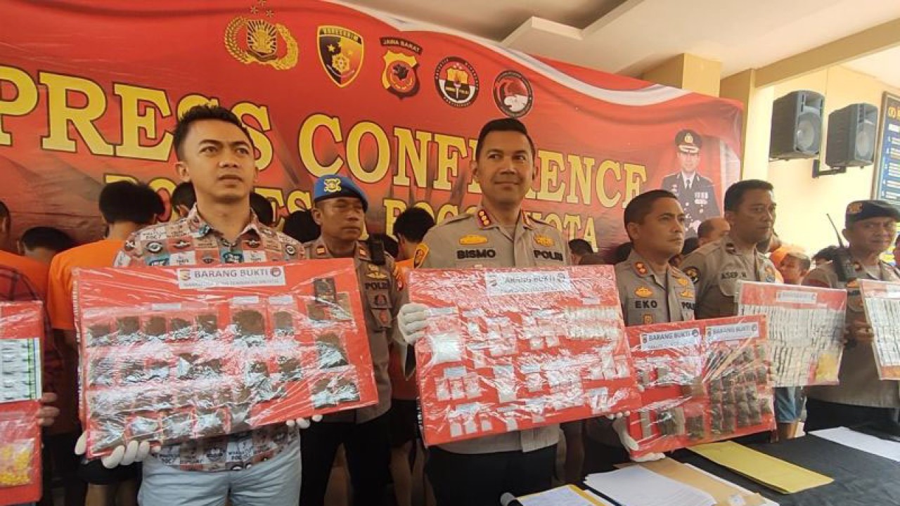 Kapolresta Bogor Kota Kombes Pol Bismo Teguh Prakoso (keempat dari kanan) saat menunjukkan barang bukti narkotika yang diamankan dari 34 orang tersangka hasil operasi satu bulan ini di Makopolresta Bogor Kota, Jumat (29/9/2023). (ANTARA/Linna Susanti)