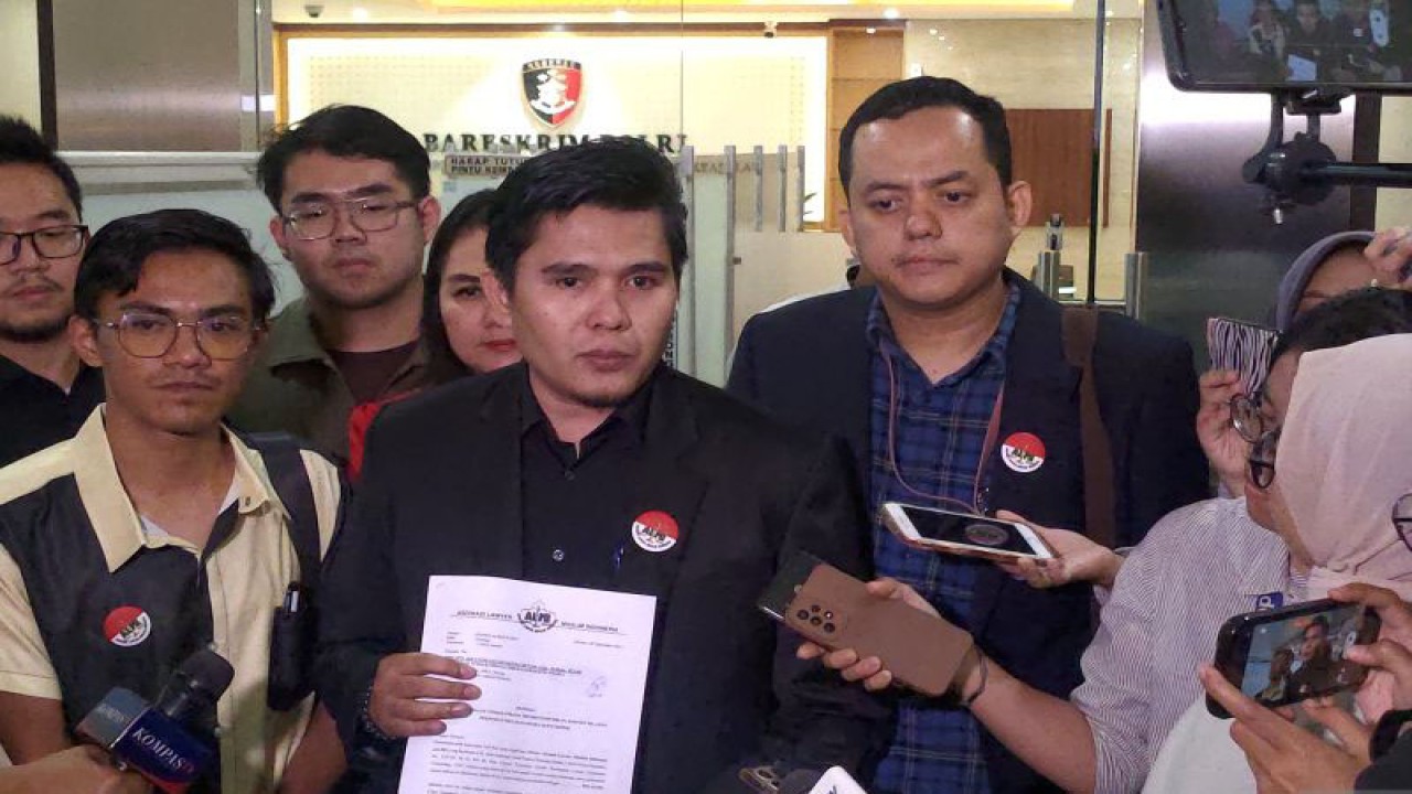Ketua Umum Asosiasi Lawyer Muslim Indonesia (ALMI) Muhamad Zainul Arifin melaporkan 26 publik figur atas dugaan promosi judi online di Bareskrim, Jakarta Senin (04/09/2023). ANTARA/Hendri Sukma Indrawan