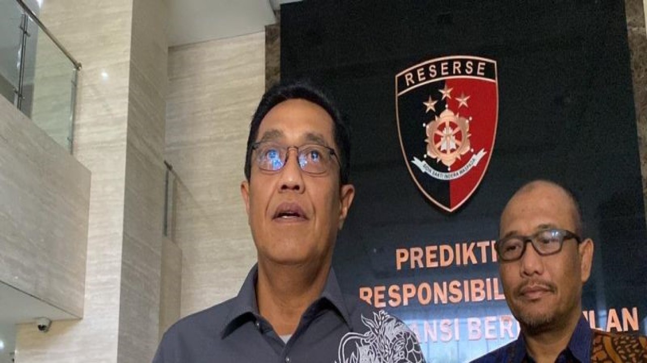 Direktur Tindak Pindana Umum (Dittipidum) Bareskrim Polri Brigjen Pol. Djuhandhani Rahardjo Puro memberikan keterangan kepada wartawan di Mabes Polri, Jakarta, Jumat (4/8/2023). (ANTARA/Laily Rahmawaty)
