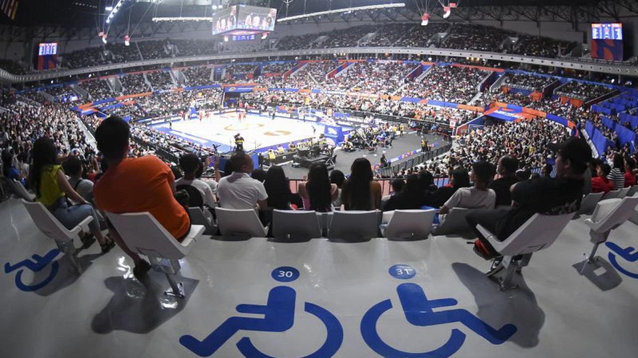 Sejumlah penonton difabel memanfaatkan fasilitas yang disediakan saat menonton pertandingan putaran kedua fase Grup L FIBA World Cup 2023 antara Timnas basket Spanyol melawan Timnas basket Kanada di Indonesia Arena, Gelora Bung Karno, Senayan, Jakarta, Minggu (3/9/2023). Stadion Indonesia Arena menyediakan sekitar 32 kursi bagi difabel yang tersebar di empat sisi yang memfasilitasi kursi penonton difabel dibuat lebih luas untuk memberikan ruang gerak bagi pengguna kursi roda. ANTARA FOTO/M Risyal Hidayat/nz (ANTARA FOTO/M RISYAL HIDAYAT)