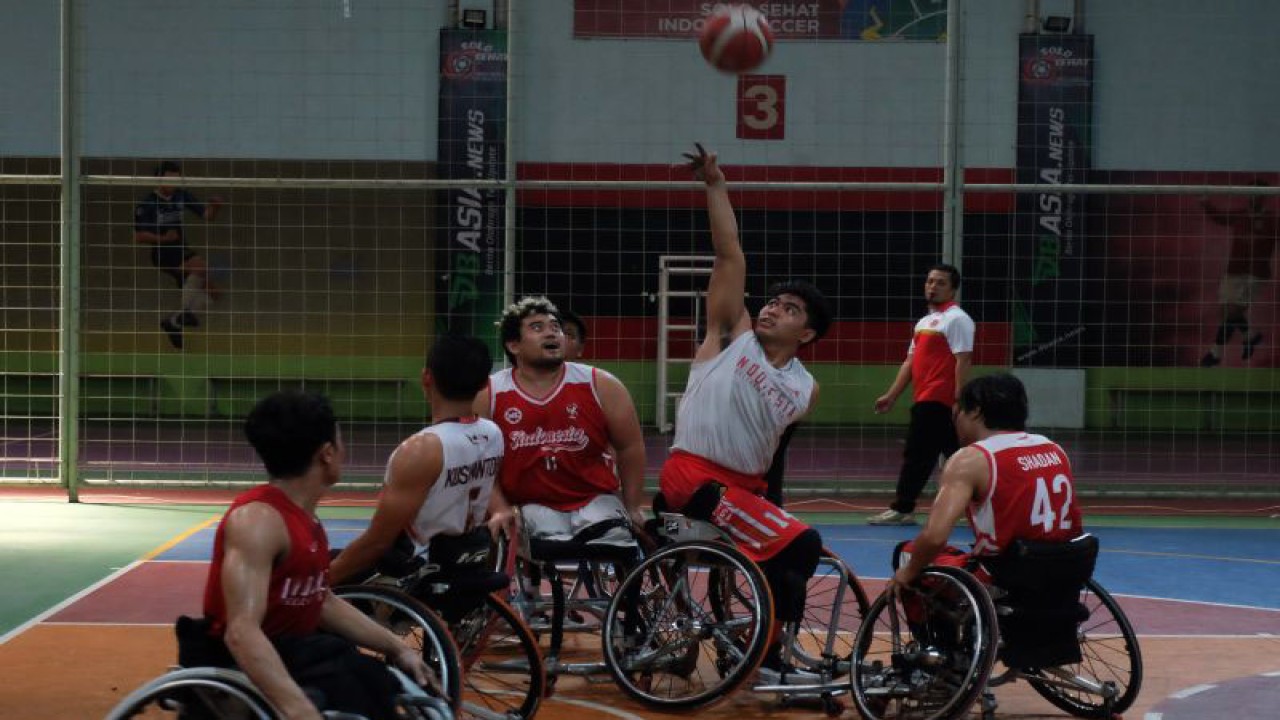 Arsip - Atlet basket kursi roda National Paralympic Committee of Indonesia (NPC) Indonesia mengikuti pemusatan latihan nasional (Pelatnas) untuk ASEAN Para Games Kamboja 2023 di Solo Baru, Kabupaten Sukoharjo, Jawa Tengah, Sabtu (6/5/2023). Ajang ASEAN Para Games Kamboja 2023 tersebut akan mempertandingkan 12 cabang olahraga dan berlangsung pada 3-9 Juni 2023 di Phnom Penh, Kamboja. ANTARAFOTO/Maulana Surya/tom.