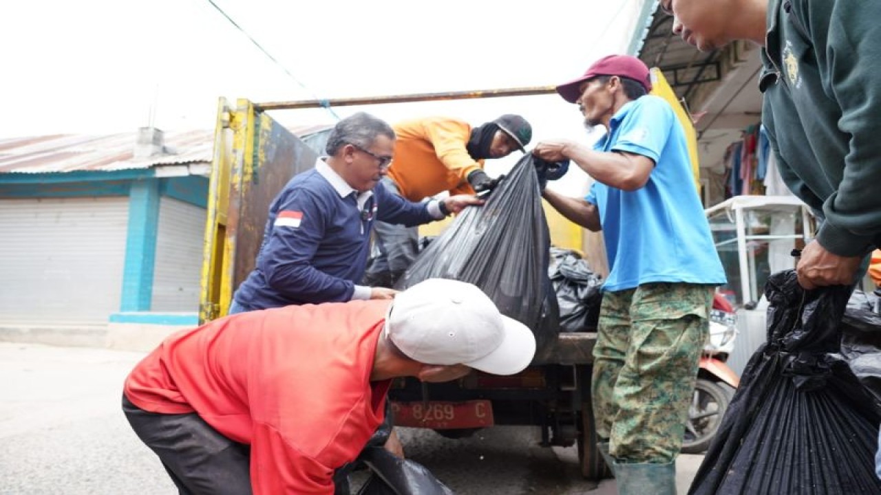 Sekretaris Daerah Kota Batam Jefridin Hamid (kiri) ikut kegiatan aksi bersih-bersih parit di Batam. (ANTARA/HO-Pemkot Batam)