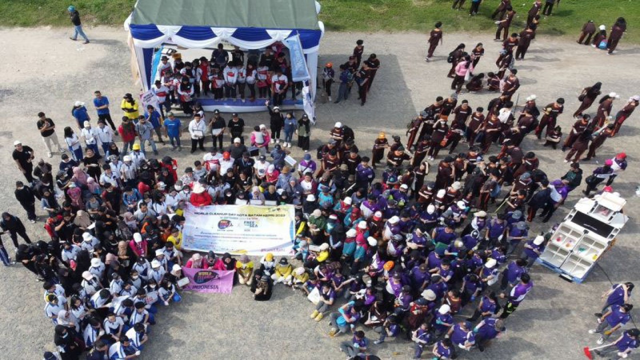 Kegiatan memperingati Hari Bersih-Bersih Sedunia yang diikuti ratusan milenial di Batam. (ANTARA/HO-Dinas Lingkungan Hidup Batam)