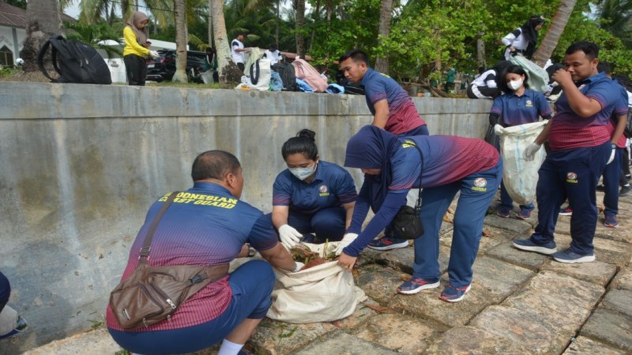 Personel Bakamla sedang memilih sampah di peringatan world cleanup day di Batam. (ANTARA/HO-Humas Bakamla RI)