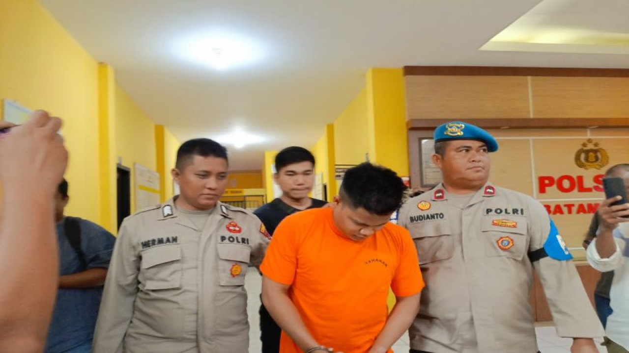 Tersangka PAH digiring untuk konferensi pers di Polsek Batam Kota, Jumat (22/9). (ANTARA/Yude)