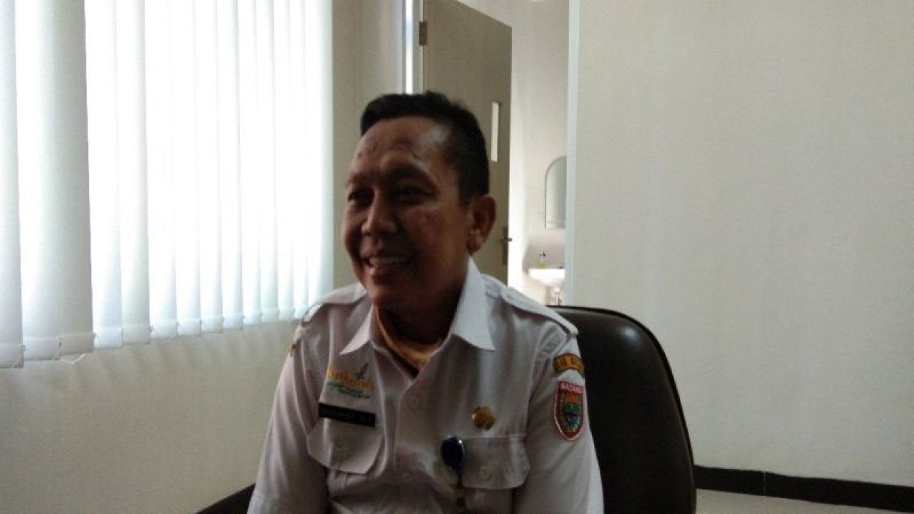 Kepala Dinas Tenaga Kerja dan Transmigrasi Kabupaten Batang, Jateng, Rahmat Nurul Fadilah. (FOTO ANTARA/Kutnadi)