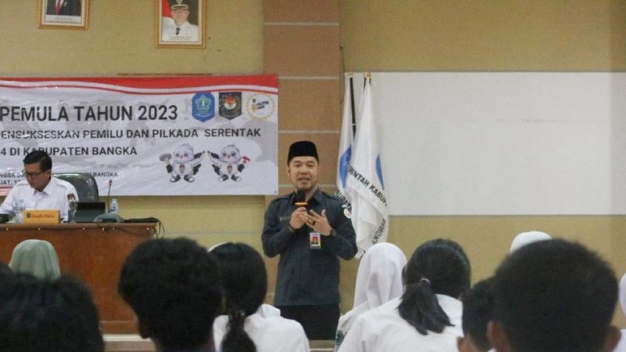 Ketua Bawaslu Provinsi Babel Em OSykar memberrikan sosialisasi kepada pelajar di Sungailiat, Kabupaten Bangka, Senin (11/9/2023). (ANTARA/HO-Humas Bawaslu Provinsi Babel)