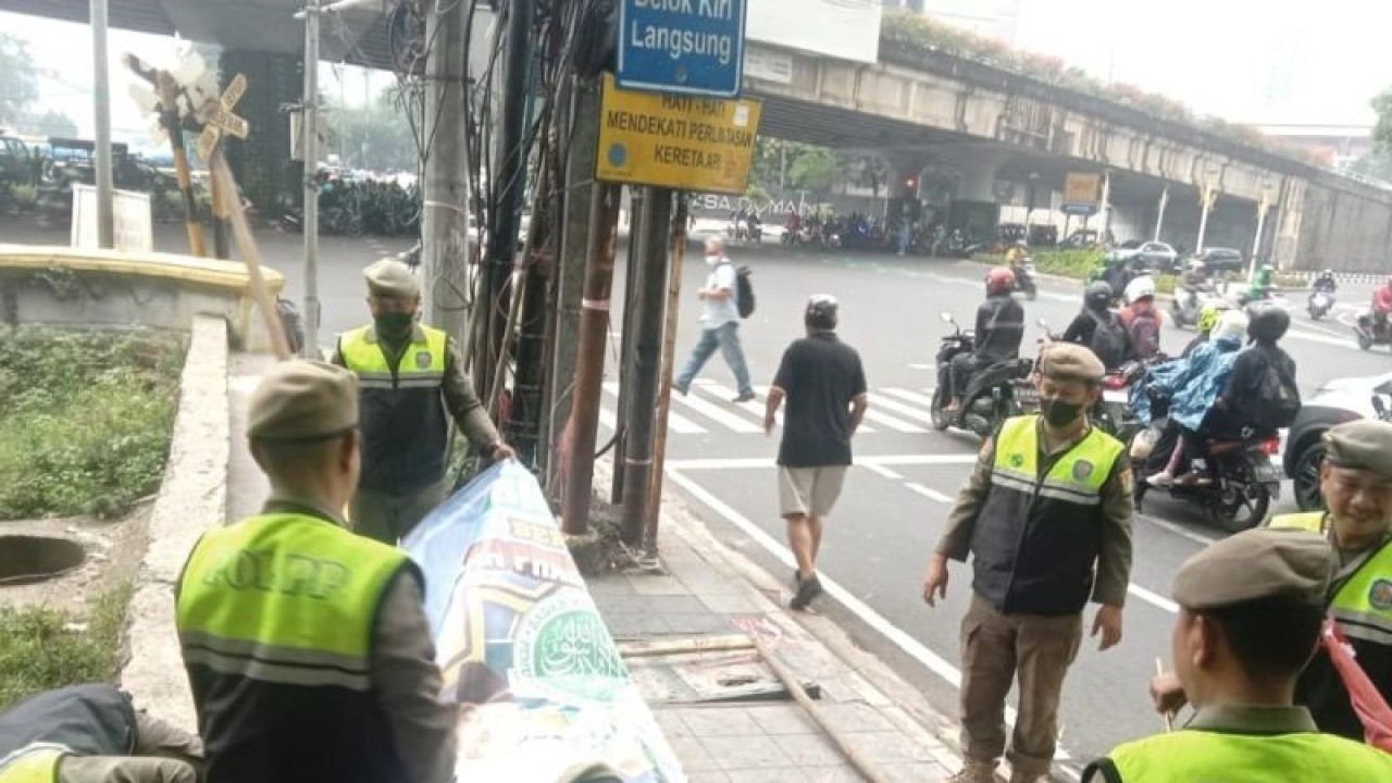 Satuan Polisi Pamong Praja (Satpol PP) DKI Jakarta menyita atribut berupa spanduk dan baliho partai politik yang tidak memiliki izin atau sudah habis masa pemasangan, Senin (24/7/2023). (ANTARA/Ho/Satpol PP DKI Jakarta)