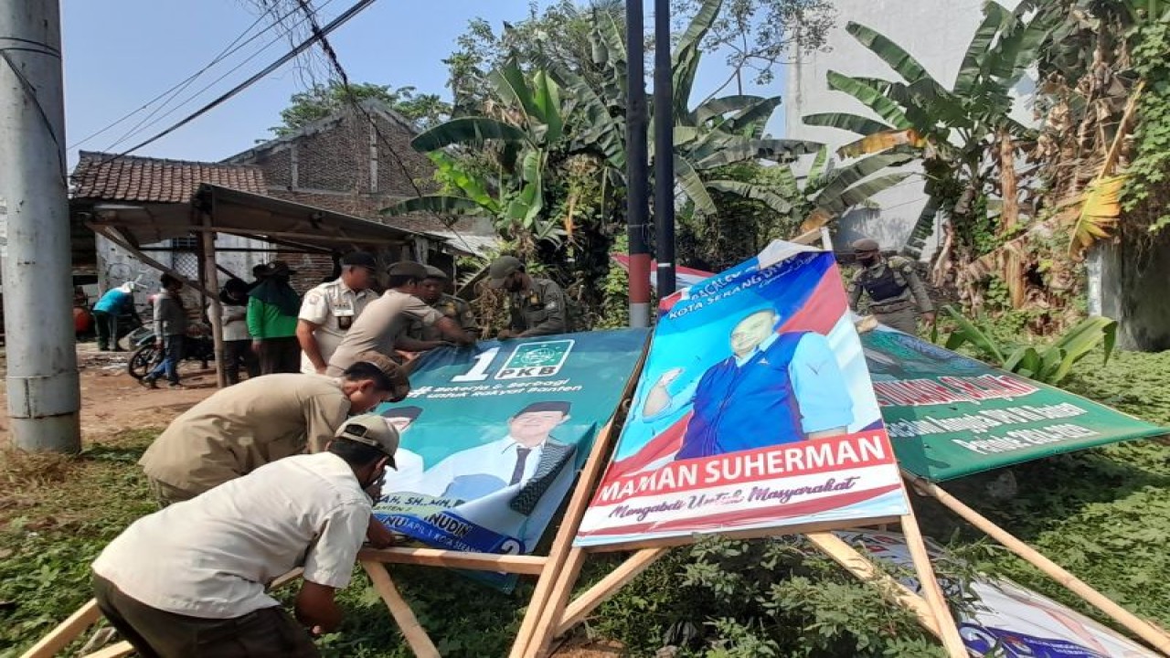 Satpol PP dan Bawaslu Kota Serang lakukan Penertiban APK di jalan protokol Kota Serang, Banten, Kamis (21/9/2023) (ANTARA/Desi Purnama Sari