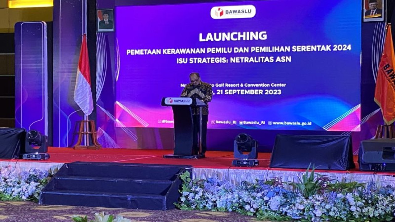 Plt. Kepala Pusat Penelitian Pengembangan Pendidikan dan Pelatihan Bawaslu RI Rahmat Jaya Parlindungan Siregar dalam acara "Peluncuran Pemetaan Kerawanan Pemilu dan Pemilihan Serentak 2024, Isu Strategis: Netralitas ASN" di Manado, Kamis (21/9/2023). (ANTARA/Fath Putra Mulya)